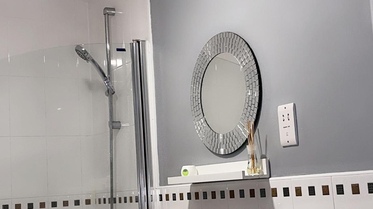 Luxury 1 Bed Apartment With Parking Manchester Esterno foto